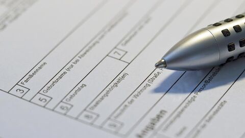 Formular (Symbolbild) Kugelschreiber liegt auf einem unausgefüllten Formular.