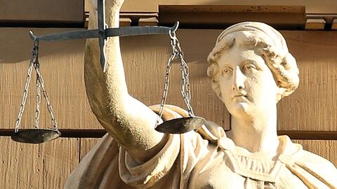 Brustbild einer Justitia-Statue.
